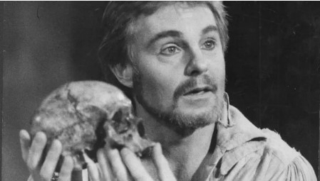 Derek Jacobi Hamlet.jpg